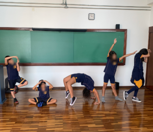 Alunos em aula de dança na escola.